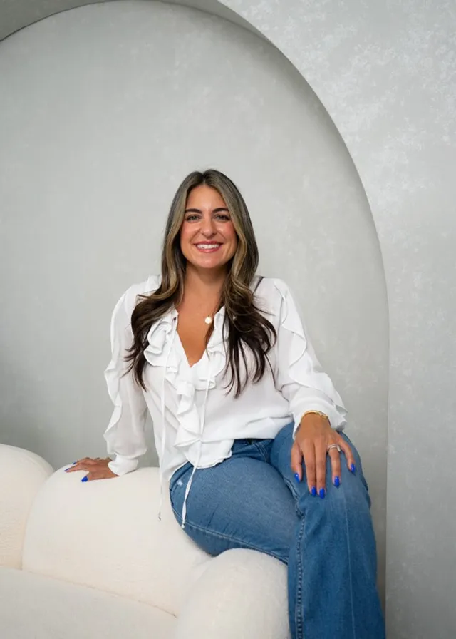 Portrait of Alana Usategui Guilarte, founder of Maven in Behavior